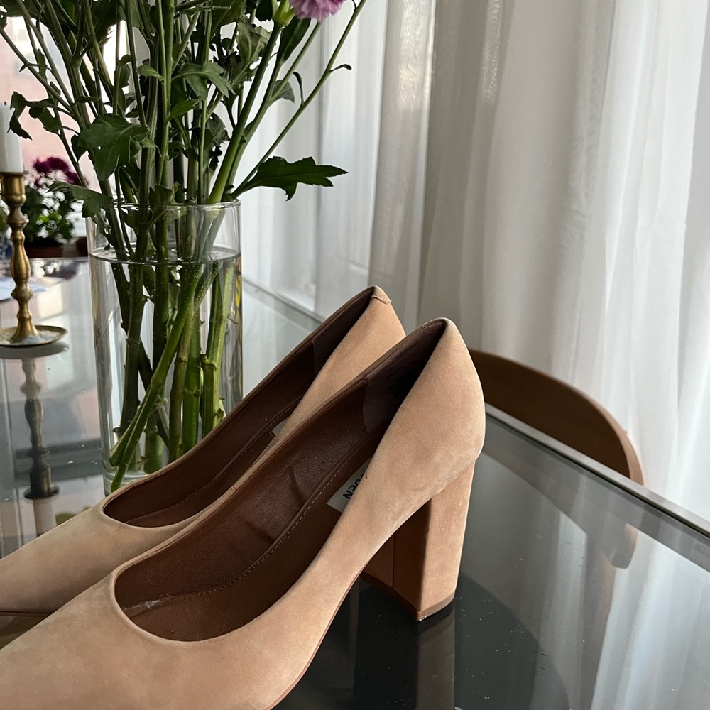 Steve Madden Abelyn block heel in nude. Size 7.